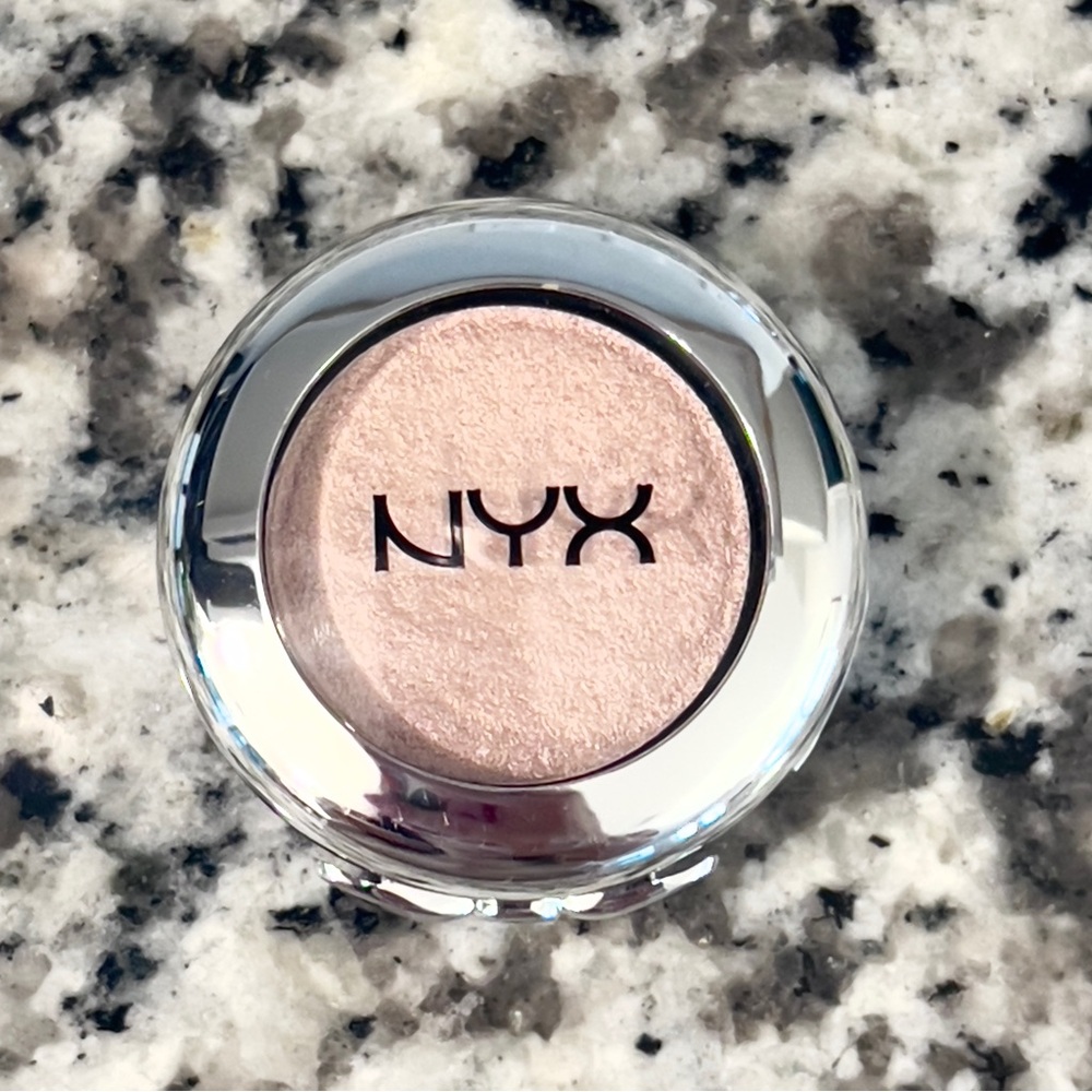 NYX Prismatic Shadow- Girl Talk